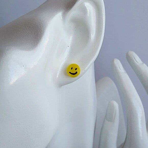 Handmade small yellow polymer clay earrings. Boucles d'oreilles fait à la main - Picture 5 of 8